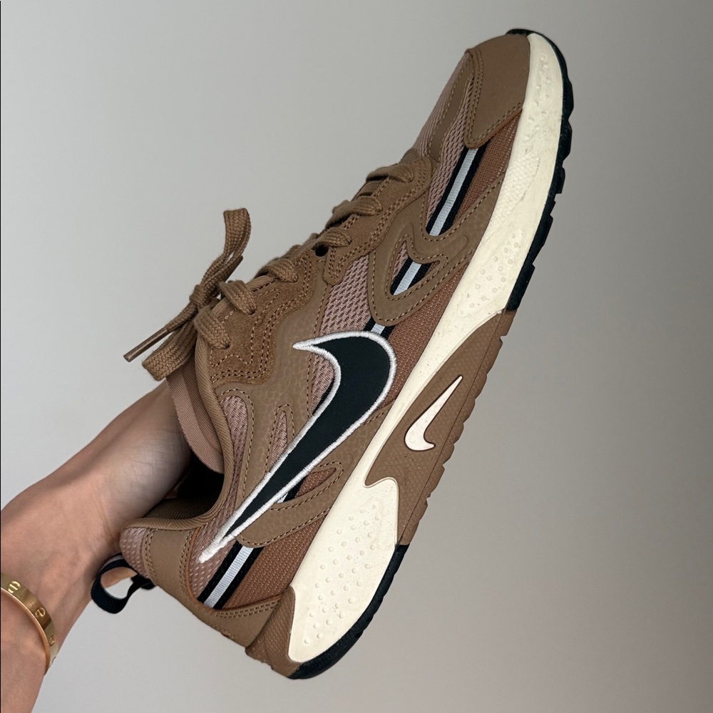 Nike sneakers wmn’s size 10.5 - Picture 2 of 4